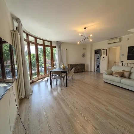 Elegante E Indipendente *